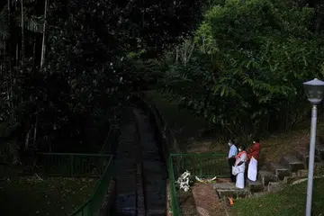 Beberapa ketua agama Hindu sedang bertafakur di longkang besar di Greendridge Crescent, yang ditemui mayat dua beradik kembar pada Jumaat malam. 