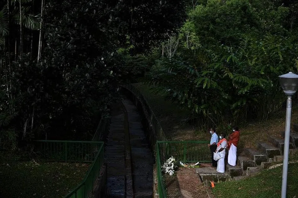 Beberapa ketua agama Hindu sedang bertafakur di longkang besar di Greendridge Crescent, yang ditemui mayat dua beradik kembar pada Jumaat malam. 