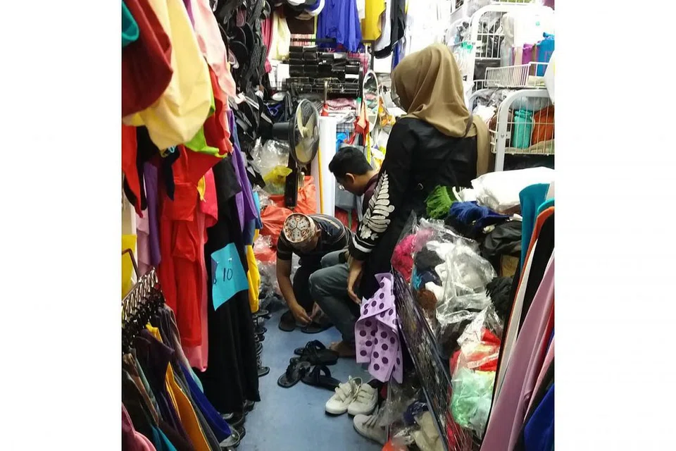 BUKAN SETAKAT MENJUAL: Sebagai penjual songkok, capal dan pakaian lain, Encik Abdul Wahab berpendirian bahawa tugas beliau bukan setakat menjual, malah memberitahu, menasihatkan dan memberi panduan kepada pembeli cara pemakaian yang betul agar cantik dipandang, kena dengan pemakai dan sesuai dengan majlis. - Foto BH oleh ISMAIL ALI