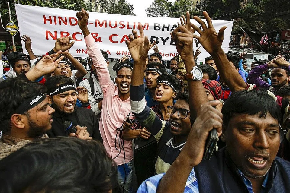 BANTAHAN PELAJAR: Ribuan pelajar India dari pelbagai universiti melaungkan slogan di perhimpunan di Kolkata pada 30 Disember lalu sebagai membantah pelaksanaan undang-undang kewargenegaraan yang baru yang diperkenalkan pemerintah republik itu. - Foto AP