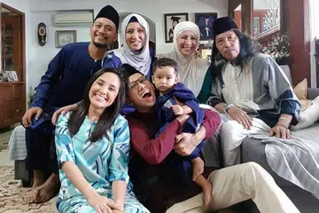 KEINDAHAN LEBARAN: Pemilik butik Mona J, Cik Mona Ali (berbaju hijau, dua dari kanan) yang turut mengendalikan gerai di Big Box pula pada hari raya sekeluarga mengenakan songket yang sememangnya menjadi ikon pakaian yang dipromosikannya. - Foto FACEBOOK/MONA ALI
