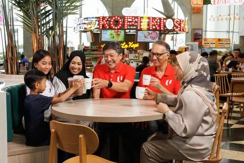Setiausaha Agung, Kongres Kesatuan Sekerja Kebangsaan (NTUC), Encik Ng Chee Meng (tengah), dan Ketua Pegawai Eksekutif (CEO) Kumpulan FairPrice, Encik Vipul Chawla (dua dari kanan), menikmati kopi dan teh panas yang akan ditawarkan pada harga 50 sen sepanjang Mei dan Jun.