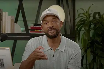 MINTA MAAF: Dalam permohonan maaf yang tular dan dirakam selama enam minit, Will Smith bercakap terus kepada kamera dan kelihatan menahan air mata dan berkata beliau akan terbuka untuk bercakap dengan Chris Rock apabila pelawak itu sudah bersedia. - Foto REUTERS