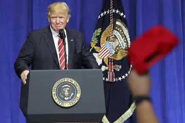 DONALD TRUMP: Politik Presiden Amerika terbaru ini bukan politik diplomasi tetapi politik yang menitikberatkan untung-rugi. - Foto REUTERS