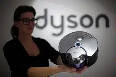 PIAWAIAN BAGI TENTUKAN TAHAP KESELAMATAN: Seorang pekerja Dyson menunjukkan alat pembersih hampagas robot 360 Eye baru-baru ini. Singapura melancarkan label piawaian untuk menilai tahap keselamatan siber alat-alat bijak seperti ini. - Foto REUTERS