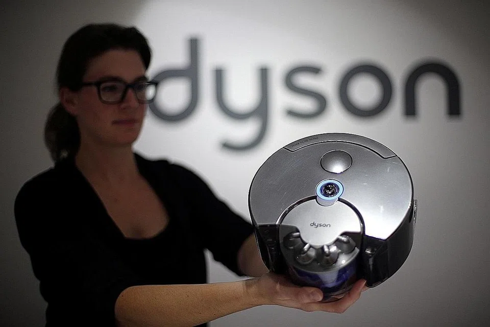 PIAWAIAN BAGI TENTUKAN TAHAP KESELAMATAN: Seorang pekerja Dyson menunjukkan alat pembersih hampagas robot 360 Eye baru-baru ini. Singapura melancarkan label piawaian untuk menilai tahap keselamatan siber alat-alat bijak seperti ini. - Foto REUTERS