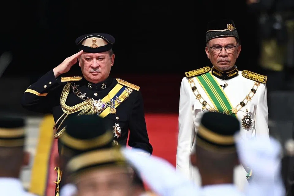 Sultan Ibrahim yang dilantik sebagai Yang di-Pertuan Agong Ke-17 Malaysia memberi tabik hormat diraja kepada pasukan Rejimen Askar Melayu Diraja di Dataran Istana Negara, Kuala Lumpur, pada 31 Januari. Beliau diiringi Perdana Menteri, Datuk Seri Anwar Ibrahim.