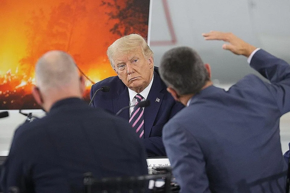 DENGAR TAKLIMAT: Presiden Donald Trump (tengah) sedang mendengar satu taklimat mengenai kebakaran hutan di California. - Foto REUTERS