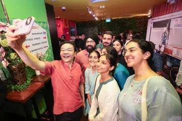 Perdana Menteri, Encik Lawrence Wong (kiri), berswafoto bersama peserta belia daripada kalangan masyarakat India di Singapura di acara ‘Vaanga Ippo Pesalaam Chat’ (Mari, kita berbual dalam bahasa Tamil). 