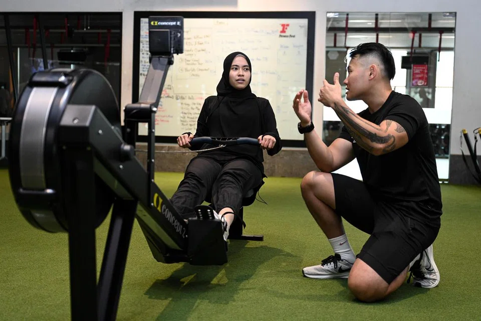 Wartawan Berita Harian (BH) Batrisyia Baharim, mencuba ‘RowErg’ dengan bimbingan Ketua Program Hyrox, Elden Ng. Walaupun pada mulanya ia kelihatan mudah, lama-kelamaan ia makin mencabar dan menguji daya tahan individu. 