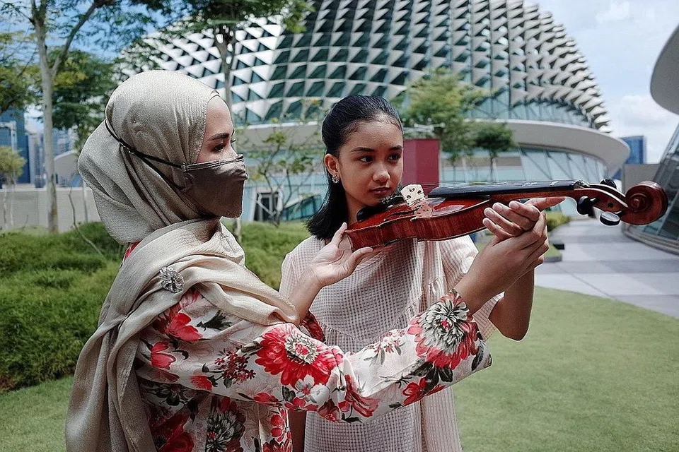 ENGGAN KERONCONG PUPUS: 'Yayi - Take A Bow' yang turut dilakonkan Dayang Nurbalqis (kanan) dan penggesek biola, Sofia Samri, menyisipkan pesanan tentang pentingnya mengekalkan warisan seni Melayu seperti keroncong. - Foto ESPLANADE