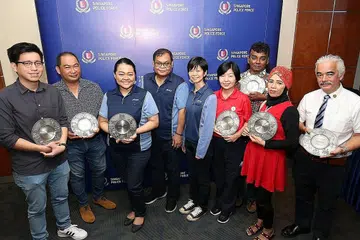 SEMANGAT KERJASAMA: (Dari kiri) Encik Edmund Shao, Encik Tan Kay Huat, Cik Nora Yasmin Mohamed, Encik Tahir Salleh, Cik Lee Mei Chan, Cik Winnie Tan, Encik Abdul Hamid Abdul Aziz, Cik Fatimah Hayon dan Encik Phillip Mah Mun Kuen menerima Anugerah Semangat Kemasyarakatan Awam dan Anugerah Kerjasama Masyarakat di Divisyen Polis Jurong baru-baru ini. - Foto CMG