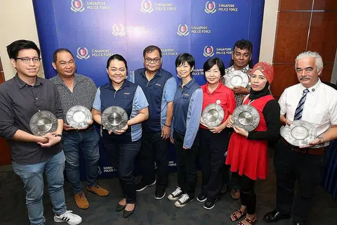 SEMANGAT KERJASAMA: (Dari kiri) Encik Edmund Shao, Encik Tan Kay Huat, Cik Nora Yasmin Mohamed, Encik Tahir Salleh, Cik Lee Mei Chan, Cik Winnie Tan, Encik Abdul Hamid Abdul Aziz, Cik Fatimah Hayon dan Encik Phillip Mah Mun Kuen menerima Anugerah Semangat Kemasyarakatan Awam dan Anugerah Kerjasama Masyarakat di Divisyen Polis Jurong baru-baru ini. - Foto CMG