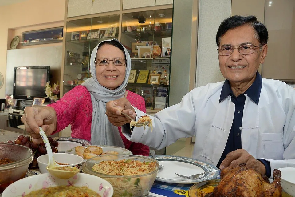 BERPUASA DI RANTAUAN: Encik U Myint Lwin dan isterinya, Cik Daw Le Le Oo, sudah menetap di Singapura selama 29 tahun. - Foto JOHARI RAHMAT