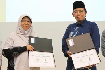 Mudirah MAI, Cik Aisha Abdul Manaf; dan Naib Pengerusi Masjid Al-Khair, Encik Rawi Ahmed, memegang perjanjian persefahaman Islam & Sains MAI dan Darul Tafsir, Masjid Al-Khair. 