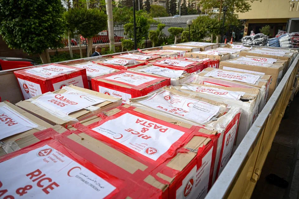 SEDIA BERTOLAK: Barangan bantuan kemanusiaan yang telah selesai disusun rapi diletak ke dalam lori untuk dihantar ke Gaza.