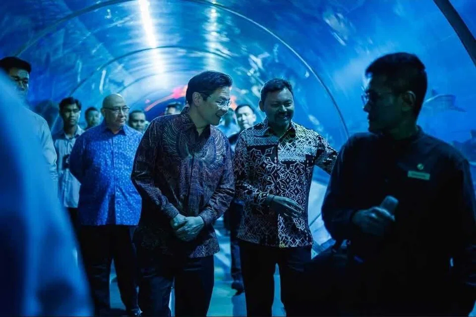 Perdana Menteri, Encik Lawrence Wong (tiga dari kanan), berkongsi detik bersama Putera Mahkota Brunei, Putera Al-Muhtadee Billah (dua dari kanan), semasa meneroka kepelbagaian hidupan marin yang terdapat di Singapore Oceanarium di Sentosa pada 1 Oktober.