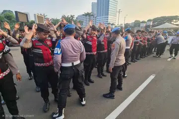 Anggota Polis Jakarta Pusat menghadiri perhimpunan sebelum dikerahkan bagi mengawal tunjuk perasaan besar di Jakarta pada 27 Ogos. Seramai 18,504 anggota keselamatan ditempatkan di kompleks Parlimen dan beberapa lokasi strategik di ibu kota ketika penunjuk perasaan berhimpun bagi mendesak kelulusan Rang Undang-Undang Perampasan Aset serta hukuman lebih berat terhadap pesalah rasuah, termasuk hukuman mati.