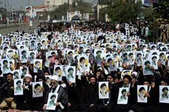 Muslim Syiah memegang poster pemimpin tertinggi baharu Iran, Mojtaba Khamenei, bersama poster bekas pemimpin tertinggi Iran, Ayatollah Ali Khamenei, ketika menyertai perarakan keagamaan memperingati ulang tahun kewafatan Imam Ali, menantu Nabi Muhammad SAW, semasa bulan Ramadan di Karachi, Pakistan, pada 11 Mac 2026. REUTERS/Imran Ali.