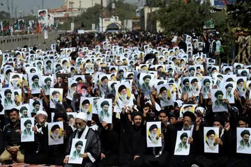 Muslim Syiah memegang poster pemimpin tertinggi baharu Iran, Mojtaba Khamenei, bersama poster bekas pemimpin tertinggi Iran, Ayatollah Ali Khamenei, ketika menyertai perarakan keagamaan memperingati ulang tahun kewafatan Imam Ali, menantu Nabi Muhammad SAW, semasa bulan Ramadan di Karachi, Pakistan, pada 11 Mac 2026. REUTERS/Imran Ali.