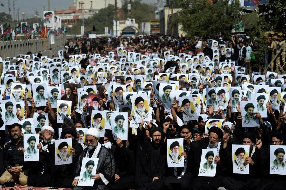 Muslim Syiah memegang poster pemimpin tertinggi baharu Iran, Mojtaba Khamenei, bersama poster bekas pemimpin tertinggi Iran, Ayatollah Ali Khamenei, ketika menyertai perarakan keagamaan memperingati ulang tahun kewafatan Imam Ali, menantu Nabi Muhammad SAW, semasa bulan Ramadan di Karachi, Pakistan, pada 11 Mac 2026. REUTERS/Imran Ali.