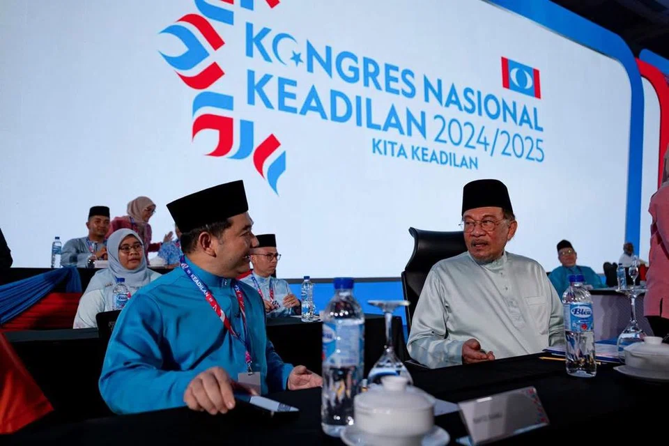 Presiden Parti Keadilan Rakyat (PKR), Datuk Seri Anwar Ibrahim (kanan) bersama mantan Timbalan Presiden PKR, Datuk Seri Rafizi Ramli, ketika menghadiri Kongres Nasional PKR 2025 di Pusat Konvensyen Antarabangsa Persada Johor, di Johor Bahru, pada 23 Mei. 
