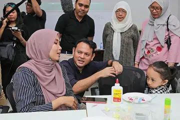 TINGKATKAN KEMAHIRAN MATEMATIK: Cik Maizatul Akmam Mayer (kiri) menghadiri KelasMateMatika (KMM) @ Keat Hong bersama anaknya, Irdina Aisyah Hazley. Menteri Negara (Tenaga Manusia merangkap Pembangunan Negara), Encik Zaqy Mohamad (dua dari kiri ) menyertai mereka dan peserta lain semalam. - Foto BM oleh JEREMY KWAN