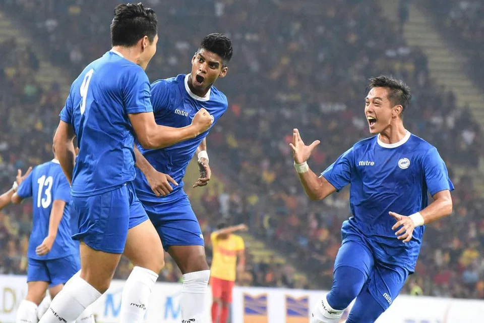 PERERAT PERSAHABATAN: Pemain Pilihan Singapura meraikan gol yang dijaringkan Shuhei Hoshino. Namun Pilihan Singapura gagal membawa pulang Piala Sultan Selangor ke Singapura buat kali ketiga berturut-turut selepas perlawanan berakhir 1-1 dan ia tewas menerusi tendangan penalti. - Foto ZAINAL YAHYA