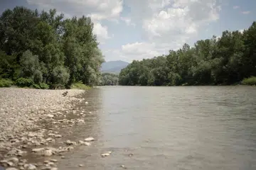Pemandangan di tebing sungai. 