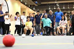 Presiden Tharman Shanmugaratnam mencuba sukan Boccia di Fiesta Paralimpik pada 4 Mei 2024, dengan disaksikan Menteri Pembangunan Sosial dan Keluarga, Encik Masagos Zulkifli Masagos Mohamad (berdiri, dua dari kanan).