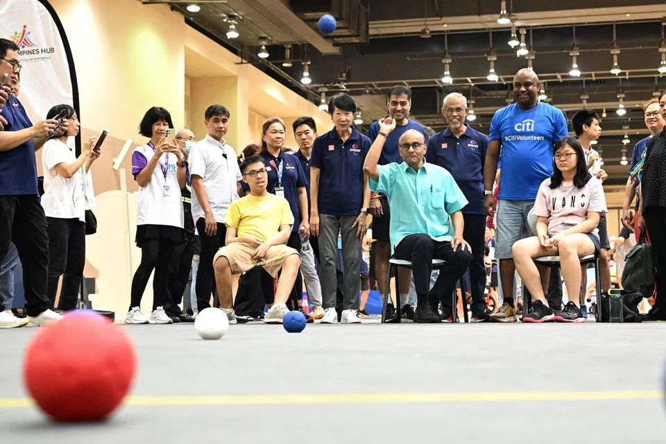 Presiden Tharman Shanmugaratnam mencuba sukan Boccia di Fiesta Paralimpik pada 4 Mei 2024, dengan disaksikan Menteri Pembangunan Sosial dan Keluarga, Encik Masagos Zulkifli Masagos Mohamad (berdiri, dua dari kanan).