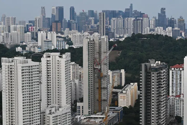 Harga flat jual semula Lembaga Perumahan dan Pembangunan (HDB) jatuh buat kali pertama dalam hampir tujuh tahun, walaupun jumlah transaksi meningkat.