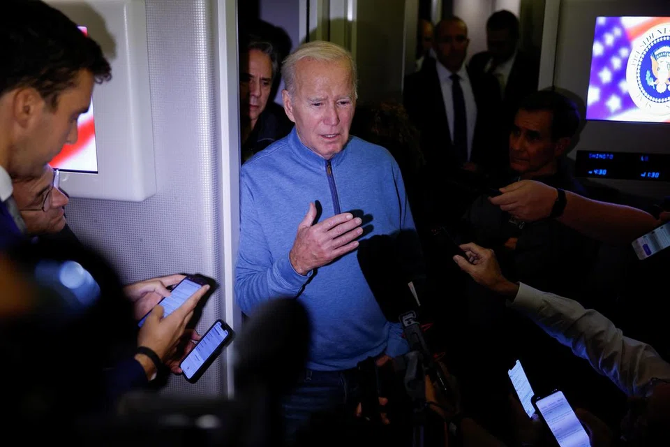AKHIRI LAWATAN: Presiden Amerika Syarikat, Encik Joe Biden, bercakap kepada pemberita dalam pesawat tentera Air Force One sebelum pulang selepas mengakhiri lawatan ke Israel pada Rabu. 
