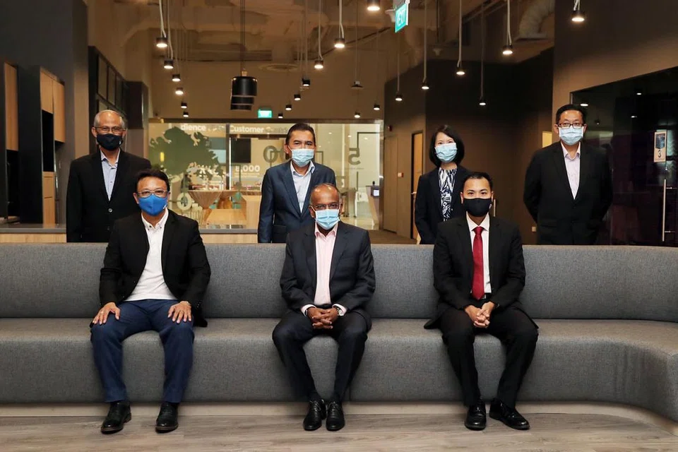 RAIKAN KECEMERLANGAN: (duduk dari kiri) Legenda bola sepak Fandi Ahmad, Menteri Ehwal Dalam Negeri merangkap Undang-Undang Encik K. Shanmugam, Penerima Anugerah Jauhari 2020 Encik Mohamed Faizal Mohamed Abdul Kadir, (berdiri dari kiri) Menteri Pembangunan Sosial dan Keluarga dan Menteri Bertanggungjawab bagi Ehwal Masyarakat Islam Encik Masagos Zulkifli Masagos Mohamad, Editor Berita Harian/Berita Minggu Encik Mohd Saat Abdul Rahman, Ketua Pegawai Eksekutif (Perniagaan Runcit) Fairprice Group Cik Elaine Heng dan Ketua Pegawai Eksekutif Singapore Press Holdings Encik Ng Yat Chung bergambar di majlis penyampaian Anugerah Jauhari 2020 di Auditorium SPH semalam. - Foto BH oleh GAVIN FOO 