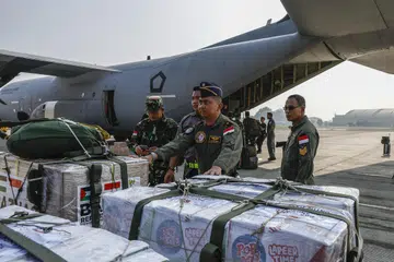 Anggota Tentera Udara Indonesia bersiap sedia memuatkan bekalan bantuan ke dalam pesawat tentera C-130J semasa persiapan penghantaran bantuan kemanusiaan Indonesia untuk rakyat Palestin di Gaza di Pangkalan Udara Halim Perdanakusuma, Jakarta, Indonesia, 13 Ogos 2025.