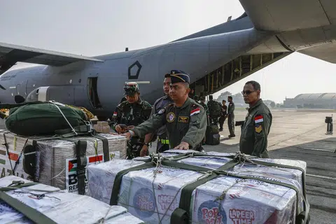 Anggota Tentera Udara Indonesia bersiap sedia memuatkan bekalan bantuan ke dalam pesawat tentera C-130J semasa persiapan penghantaran bantuan kemanusiaan Indonesia untuk rakyat Palestin di Gaza di Pangkalan Udara Halim Perdanakusuma, Jakarta, Indonesia, 13 Ogos 2025.