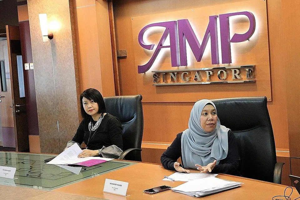 BANTU PEKERJA TERJEJAS: Pemangku Pengarah Eksekutif AMP, Cik Zarina Yusof, (kiri) dan Pengurus Kanan AMP, Cik Hameet Khanee, menerangkan tentang pakej bantuan sementara TAP 2.0 di sidang media semalam. - Foto AMP