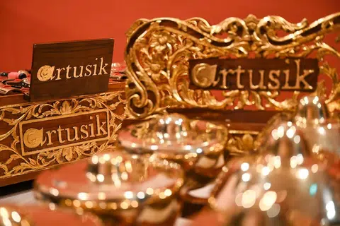 Rangka gamelan siap yang ditempah khas untuk Artusik.