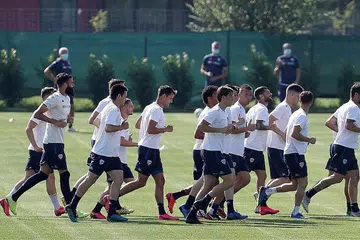 SUDAH MULA BERLATIH: Pemain Brescia Calcio menjalani latihan berkumpulan Isnin lalu, yang pertama selepas sekatan bagi membendung penularan Covid-19 tama. Liga Serie A Italy dijangka disambung pada 20 Jun. - Foto EPA-EFE