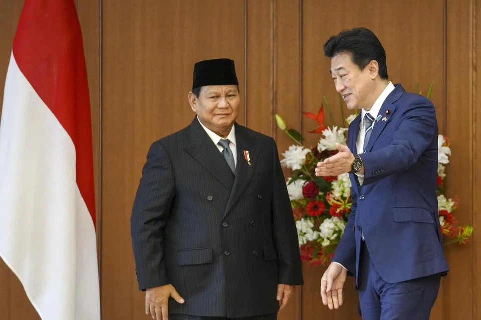 Encik Prabowo Subianto (kiri) yang baru memenangi Pilihan Raya Presiden Indonesia semasa menemui Menteri Pertahanan Jepun, Encik Minoru Kihara, di Kementerian Pertahanan di Tokyo, pada 3 April. 