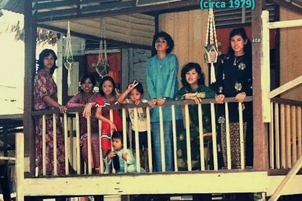 KETURUNAN WAK TANJONG: Cik Zahara Bujang (dua dari kanan) dan saudara maranya yang merupakan keturunan Wak Tanjong. Nenek beliau merupakan cucu Wak Tanjong. - Foto ihsan CIK ZAHARA BUJANG 