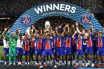 Kapten Paris Saint-Germain (PSG), Marquinhos (depan, tengah), menjulang Piala Super Uefa dan meraikan kejayaan bersama rakan sepasukannya selepas menewaskan Aston Villa di Salzburg, Austria, pada 12 Ogos.