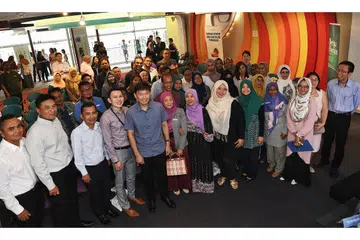 BANTU PERNIAGAAN: Sekitar 60 peniaga setempat menyertai 'Seminar Ekonomi Baru dan Dialog Perniagaan' anjuran BH/BM di Politeknik Singapura yang turut disertai Encik Chee Hong Tat (depan, lima dari kiri); Editor BH/BM, Encik Saat A. Rahman (tiga dari kiri); Timbalan Editor BH/BM, Encik Nazry Mokhtar (kiri); dan Timbalan Presiden DPPMS, Encik Abu Bakar Mohd Nor (dua dari kiri). - Foto fail 