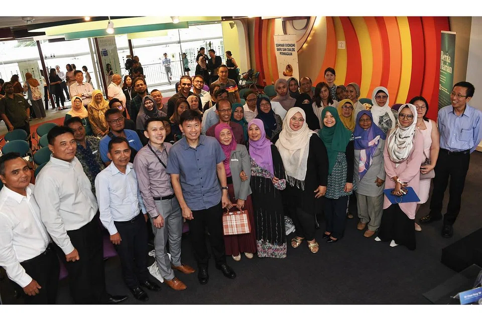 BANTU PERNIAGAAN: Sekitar 60 peniaga setempat menyertai 'Seminar Ekonomi Baru dan Dialog Perniagaan' anjuran BH/BM di Politeknik Singapura yang turut disertai Encik Chee Hong Tat (depan, lima dari kiri); Editor BH/BM, Encik Saat A. Rahman (tiga dari kiri); Timbalan Editor BH/BM, Encik Nazry Mokhtar (kiri); dan Timbalan Presiden DPPMS, Encik Abu Bakar Mohd Nor (dua dari kiri). - Foto fail 