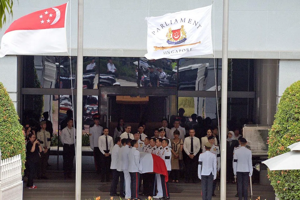 PERARAKAN PENGEBUMIAN NEGARA BERMULA: Pedati meriam artileri yang mengusung keranda mendiang mantan Presiden S R Nathan bersiap meninggalkan Bangunan Parlimen dengan penuh istiadat semalam, memulakan Perarakan Pengebumian Negara. - Foto-foto ZAINAL YAHYA