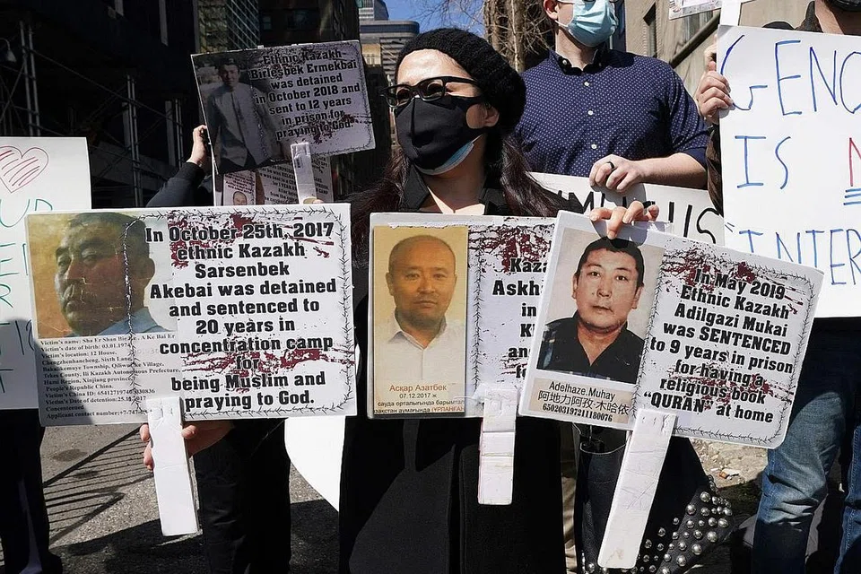 LUAHAN WAJAR: Sekumpulan penunjuk perasaan menonjolkan sepanduk semasa berhimpun di sebuah rapat untuk Kebebasan Uighur di New York pada 22 Mac lalu. Rapat ini menggesa Presiden Amerika Syarikat, Encik Joe Biden, untuk "memerangi penghapusan kaum Uighur menerusi diplomasi dan tekanan ekonomi. - Foto AFP