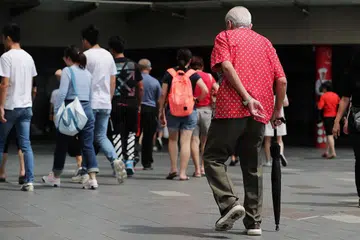 KOS DIJANGKA MENINGKAT: Penduduk yang semakin menua di Singapura, dijangka meningkatkan lagi tuntutan bagi insurans perubatan. - Foto fail