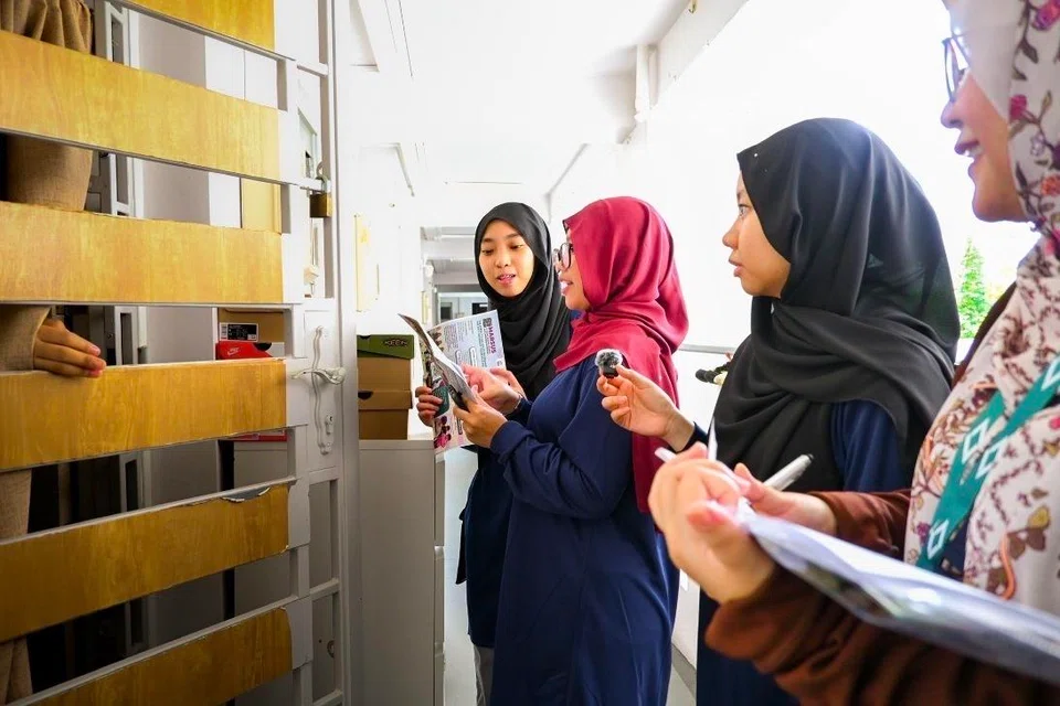 Pada Ramadan 2026, pelajar Madrasah Perdaus dengan penuh dedikasi menyampaikan baucar pasar raya secara langsung ke rumah penerima yang memerlukan, sekali gus menceriakan Syawal mereka.