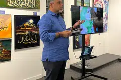 Anak kedua Allahyarhamha Hawa Ammah S.A. Majeed, Encik Firoz Khader, memberikan ucapan semasa pembukaan galeri Celebrating Hawa in Colour pada 21 November di High Street Centre, di 1 North Bridge Road.