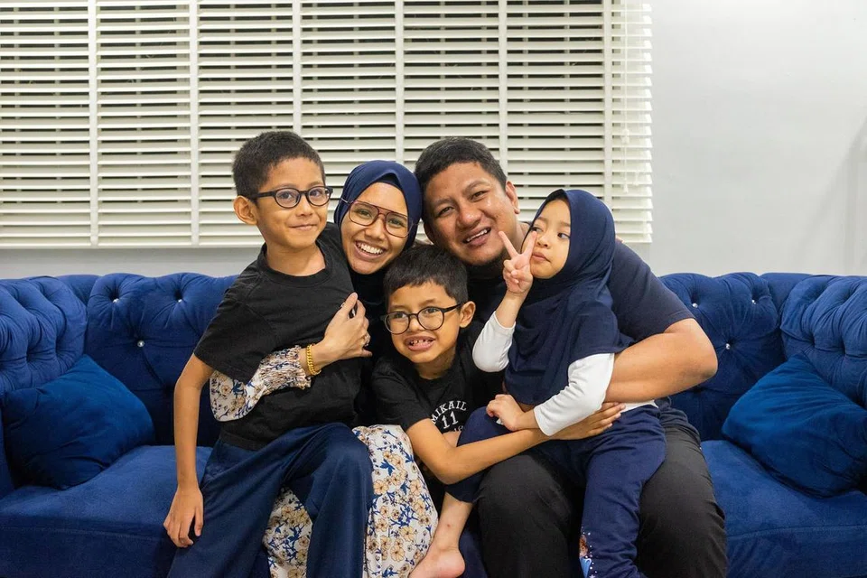 Cik Siti Nabilah Mohd Ridzwan (dua dari kiri) mengemudi segala cabaran bersama suaminya, Encik Muhammad Rasidi Hassan, untuk membesarkan anak-anak mereka, Muhammad Mikail Muhammad Rasidi (tengah), Muhammad Adam Muhammad Rasidi (kiri), yang mempunyai autisme, serta Jannah Aafiyah Muhammad Rasidi (di peha bapanya).